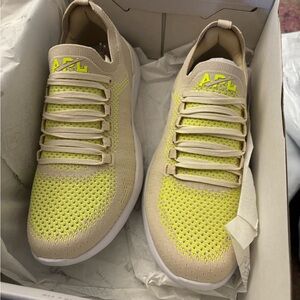 APL Women's TechLoom Breeze in Beach Energy White Size 7 NEW in Box